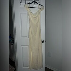 Light yellow gown perfect for winery,rush or lunch